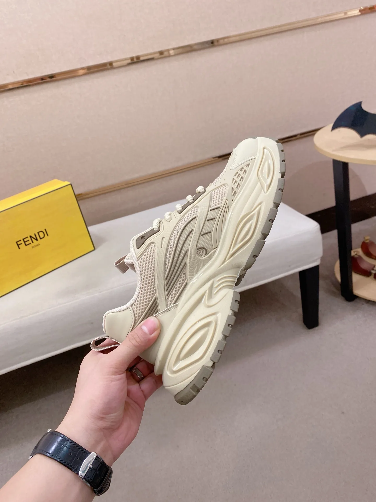 Men's shoes 💰 462💰 (fendi) New style 👊🏻 upper 🇮🇹 imported cowhide fabric 🇩🇪 lining imported sheepskin lining. The original outsole is molded to highlight the identity of every man, and the upper foot is elegant and stable🚶🏻🚶🏻The high-end custom counters reproduce the original version📯No matter the wind or rain, the shoe last remains unchanged and can withstand the verification of time🔍️,🔵 Size: 38-44